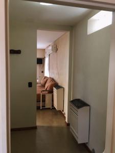 a room with a bed and a room with a window at Alquiler Temporario Olavarría in Olavarría