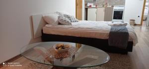 uma mesa de vidro com uma tigela de comida em cima de uma cama em Sleep and drive No1 em Sarajevo