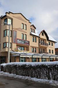 hotel ze śniegiem na ziemi przed nim w obiekcie BOLERO w mieście Pale