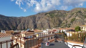 desde el balcón de un hotel con vistas a las montañas en Apartment Costa Tropical Mar & Sierra, en Vélez de Benaudalla
