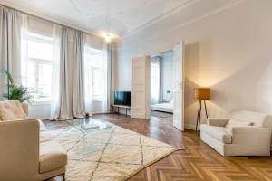 Televízia a/alebo spoločenská miestnosť v ubytovaní Central Basilica Apartman
