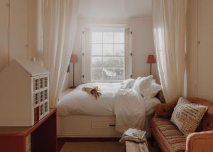 Tempat tidur dalam kamar di No 1 by GuestHouse, York