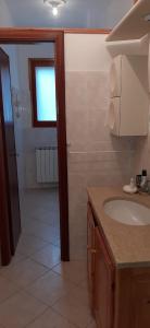 baño con lavabo y ventana en Casa da Roberto en Roccaraso