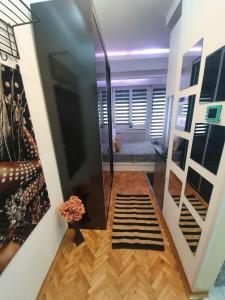 un corridoio con doccia e una scala con tappeto di Arizona a Novi Sad