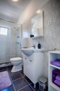 Koupelna v ubytování Apartments Dalia + 24 fotografií