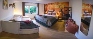 ein großes Zimmer mit zwei Betten und einem Fenster in der Unterkunft Ferienwohnung Eschenberg in Winterberg