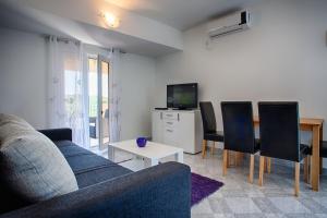 TV a/nebo společenská místnost v ubytování Apartments Dalia