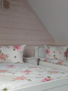 a bedroom with two beds with pink flowers on them at Domek Fafik in Krościenko