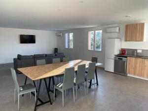 a kitchen and dining room with a table and chairs at Gîte du centre equestre du val d'or in Fontaine-sur-Ay