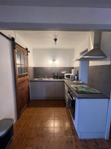 una cucina con fornelli e piano di lavoro di Le cocon des Nestes ad Arreau