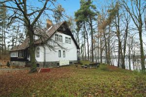 una casa en la cima de una colina en el bosque en Cottage, Schorfheide, en Schorfheide