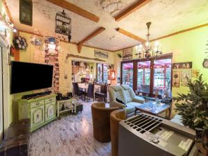 a living room with a tv and a couch and a table at Ferienwohnung mit Wintergarten in Wismar in Wismar