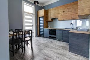 Kuchyňa alebo kuchynka v ubytovaní Rentimi - Apartament Kościuszki + 8 fotografií