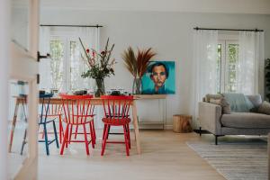 a living room with a table with red chairs at Kipdorp39 in Bree