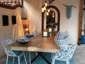 セス・パイセスにあるLavish Mansion Only 20 minutes from Ibiza Townの木製テーブル(白い椅子、キャンドル付)