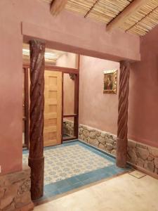 a room with two columns and a room with a door at La Elegida in Tilcara