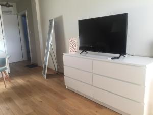 TV a/nebo společenská místnost v ubytování DOM Miodu i Wina