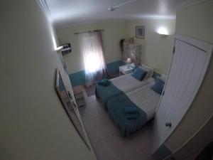 Habitación pequeña con cama y ventana en Peniche Surf Lodge 1, en Peniche