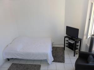 Ліжко або ліжка в номері Studio Riouffe 2 mins from the Palais des Festivals and the beach 132