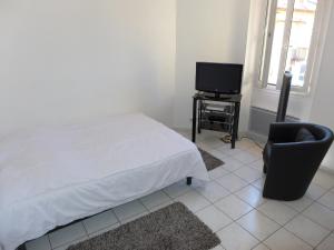 Studio Riouffe 2 mins from the Palais des Festivals and the beach 132にあるベッド