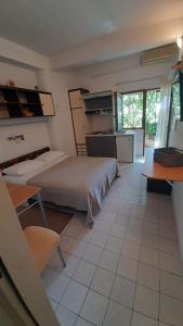 sypialnia z 2 łóżkami i stołem oraz kuchnia w obiekcie Apartments Žeki - 20 m from the sea w mieście Seget Vranjica
