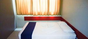 Sunseekers Outrigger Hotel客房内的一张或多张床位