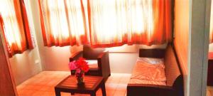Sunseekers Outrigger Hotel的休息区