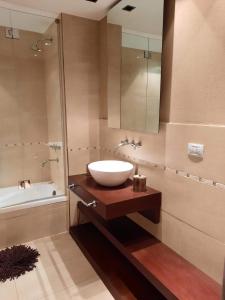 Bathroom sa Departamentos Condominio Wyndham Nordelta - Desayuno y Spa Opcional !