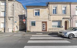 een auto geparkeerd op een straat met een zebrapad bij Aux portes de Bordeaux Le Golden Gate MindUrGuest in Lormont