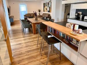 a kitchen and living room with a table and chairs at Apartments bei Playmobil EG,130m2,große Terassen,24h Self Check-in, free Parking in Zirndorf