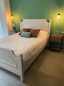 1 cama blanca con 2 almohadas en el dormitorio en Cayala Nuevo y Moderno Apto Shift Zona 16, cerca de Embajada de EEUU en Guatemala