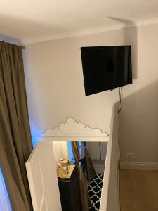 Televízia a/alebo spoločenská miestnosť v ubytovaní Appartamento Torino Centro