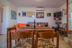uma sala de estar com uma mesa e um sofá em Apartment IN KLANICE Dobrinj, island Krk em Dobrinj