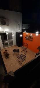 a room with three chairs and a table in it at CASA VERDE 1 depto in Carhué +15 photos