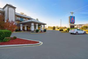 un coche está estacionado frente a un hotel en Motel 6-Seaford, DE, en Seaford