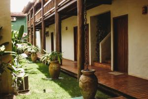 Um jardim em Pousada Villa Bella