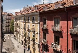 een straat in een oude stad met gebouwen bij Estudio con Wifi y AC en Centro Sol y Gran via in Madrid