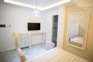 TV a/nebo společenská místnost v ubytování Dar Hammamet Guest House & Hammam