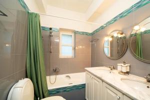 un bagno con lavandino, WC e vasca di Kefalonia Original Villas - Villa Alexander Beachfront a Fiskardho Altre 20 foto