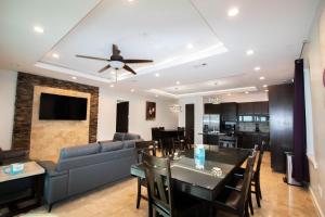 una sala da pranzo e un soggiorno con ventilatore a soffitto di 5 BEDROOM BEACHFRONT CONDO - 3rd Floor a South Padre Island