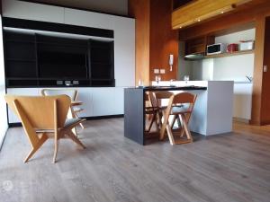 cocina con mesa y sillas y TV grande en EDIFICIO VIVERo 3, en San Martín de los Andes 10 fotos más