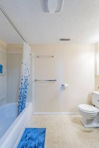 y baño con bañera, aseo y ducha. en MT Pleasant NW 2 bedrooms Suite 500AB, en Calgary