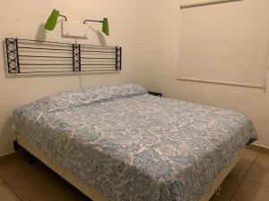uma cama num quarto com duas lâmpadas na parede em Casa Llena de Vida LB8 Alberca privada VISTA A LA BAHIA em San Carlos