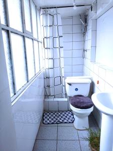 un bagno bianco con un water e un lavandino di Cuzco Central Hostel a Cuzco Altre 37 foto