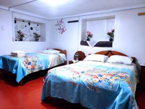 una camera da letto con due letti e una finestra di Cuzco Central Hostel a Cuzco