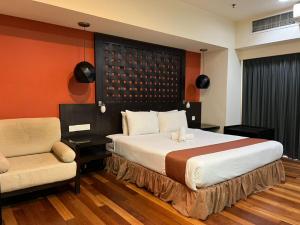 Uma cama ou camas num quarto em Raintree Resort Suites