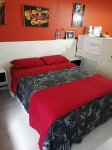 um quarto com uma cama com uma parede vermelha em Premium Down Town em Buenos Aires