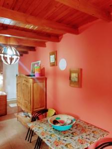 une salle à manger avec des murs rouges, une table et des chaises dans l'établissement El nogal, à Tandil