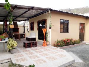 eine Terrasse mit einem orangenen Regenschirm vor einem Haus in der Unterkunft villa Athenea in San Vicente