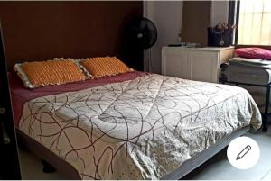 una camera da letto con un letto con un piumone di villa Athenea a San Vicente